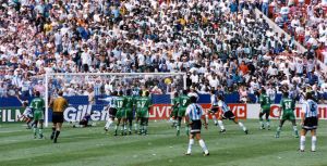 EMPATE. El Pájaro festeja el empate ante Nigeria en Estados Unidos 94 (Archivo El Gráfico).