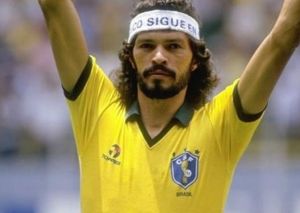 SCRATCH. Sócrates no limitó su campo de acción a los partidos del Corinthians, sino que también enarboló sus consignas en las Selección brasileña. 