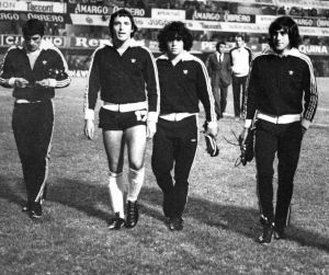 CAMINA entre Oviedo, Bertoni, Bravo y La Volpe, cuando fue al banco ante Irlanda, en abril del 78.