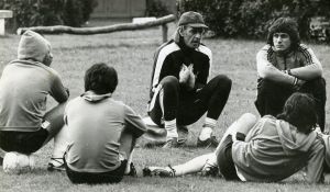 ADOCTRINANDO a sus soldados de la Selección, en la concentración de José C. Paz, con Fillol a su lado. Dirigió en dos Mundiales: 1978 y 1982.