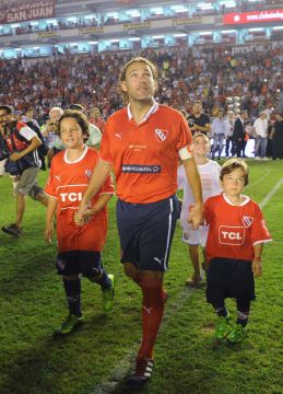 Con sus hijos en el partido homenaje que le hizo Independiente.