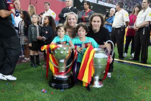 Posando con los trofeos de Liga y de Champions con Silvina, su mujer, y sus hijos Santiago y Luca, ambos con la camiseta del Barcelona.
