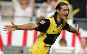 El Grandero gritando goles con la casaca del Borussia Dortmund.
