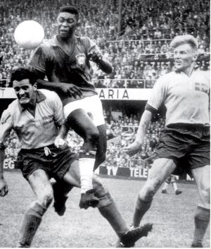 Pelé, el rey que estrenó su corona en Suecia: tenía 17 años, marcó seis goles y fue la clave para que Brasil ganara su primer Mundial.
