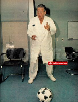 El Doctor con la pelota en los pies. "Mirá que yo he visto mucho fútbol,¡eh!". Foto. Luis Micou.