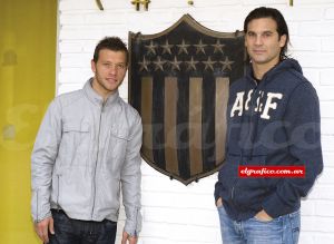 Junto a Nicolás Domingo en su último club,  Peñarol.