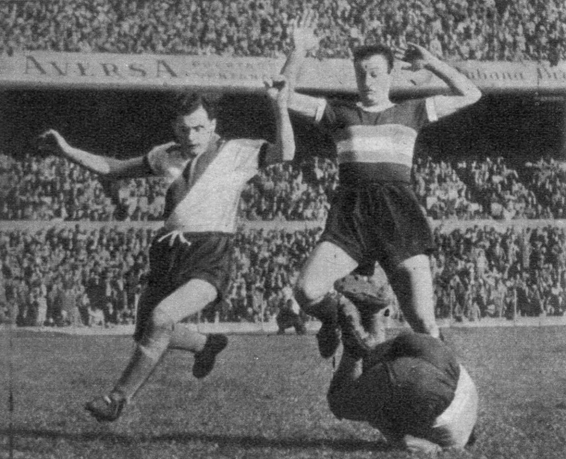 Imagen Pertenece la escena al match Racing-Banfield, realizado en Avellaneda. Boyé salta por sobre Graneros, y Bagnato completa la foto. Por primera vez en la historia un "chico" llega a matches de desempate por el título.