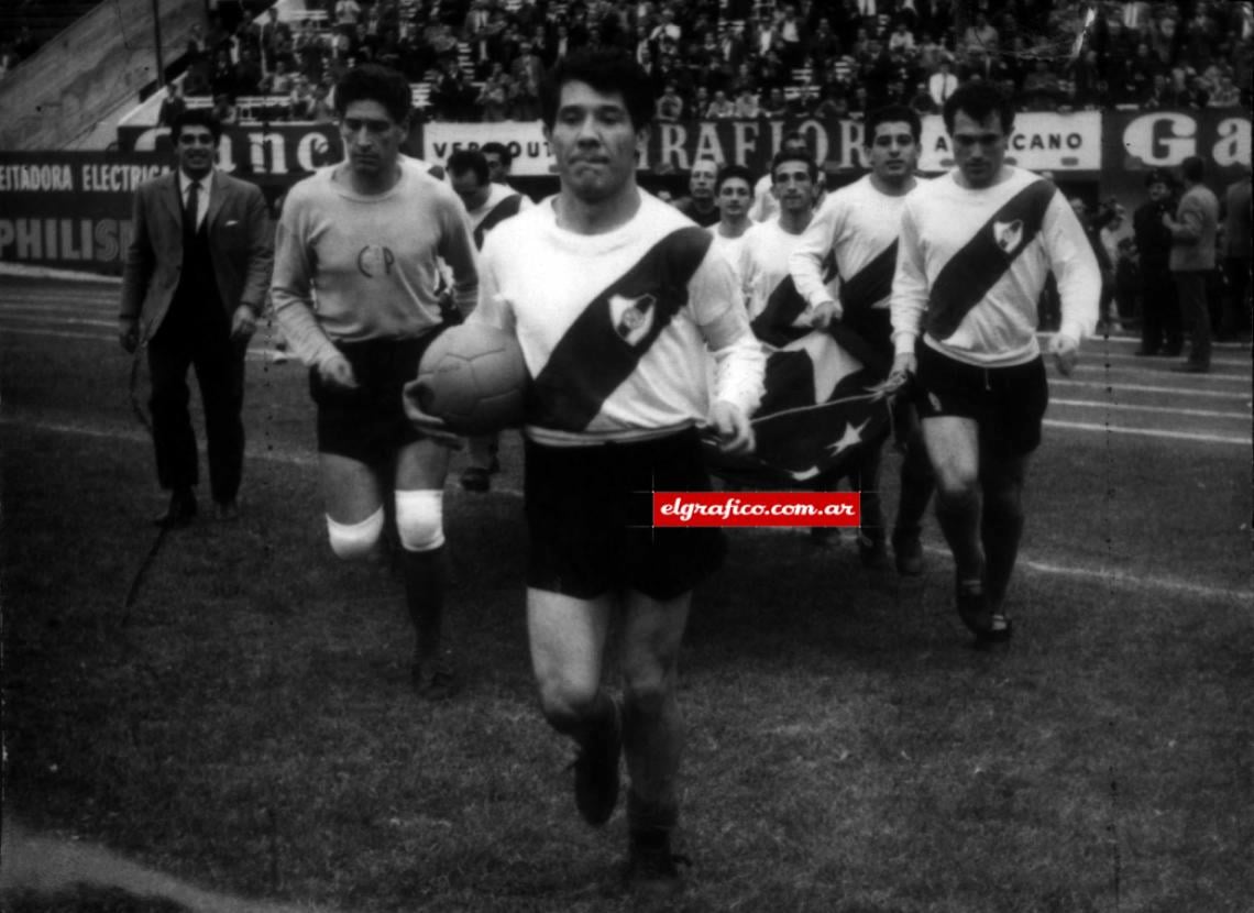 Imagen El 22 de mayo de 1963, Sívori, que ya jugaba para la Juve, integró el equipo de River en un amistoso con Peñarol aniversario del Monumental.l