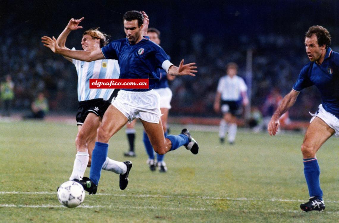 Imagen “Es un partido sencillo tácticamente, clarísimo para nosotros. Ellos, que están muy presionados, se van a complicar con Diego y Cani de punta" (Bilardo antes de la semifinal con Italia). Argentina juega contra Italia su mejor partido del mundial.