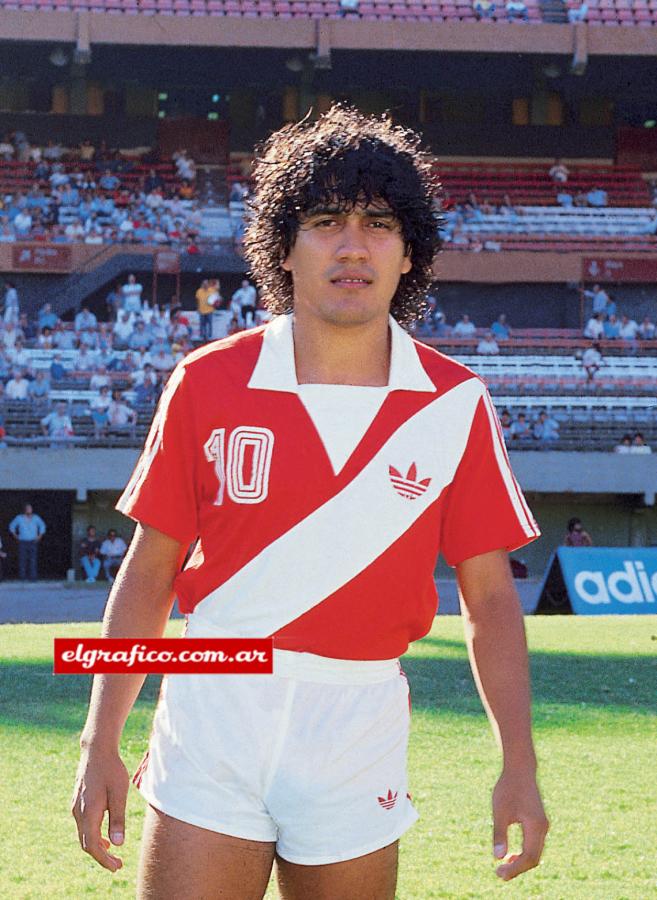 Imagen Otra de River, la Araña Amuchástegui con los históricos colores invertidos: rojo de fondo, blanca la franja.