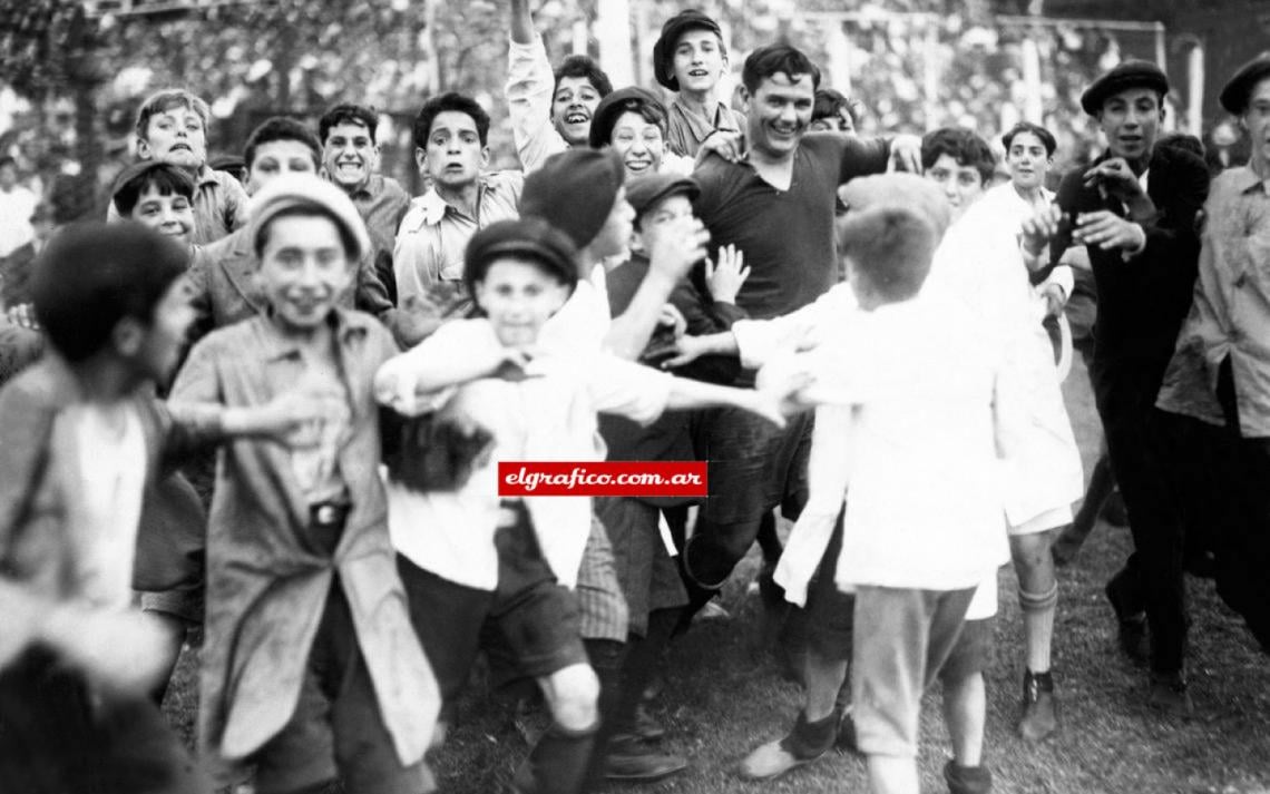 Imagen Seoane, crack de su generación, escudado por los más chicos. Participó en la gira europea de Boca en 1925