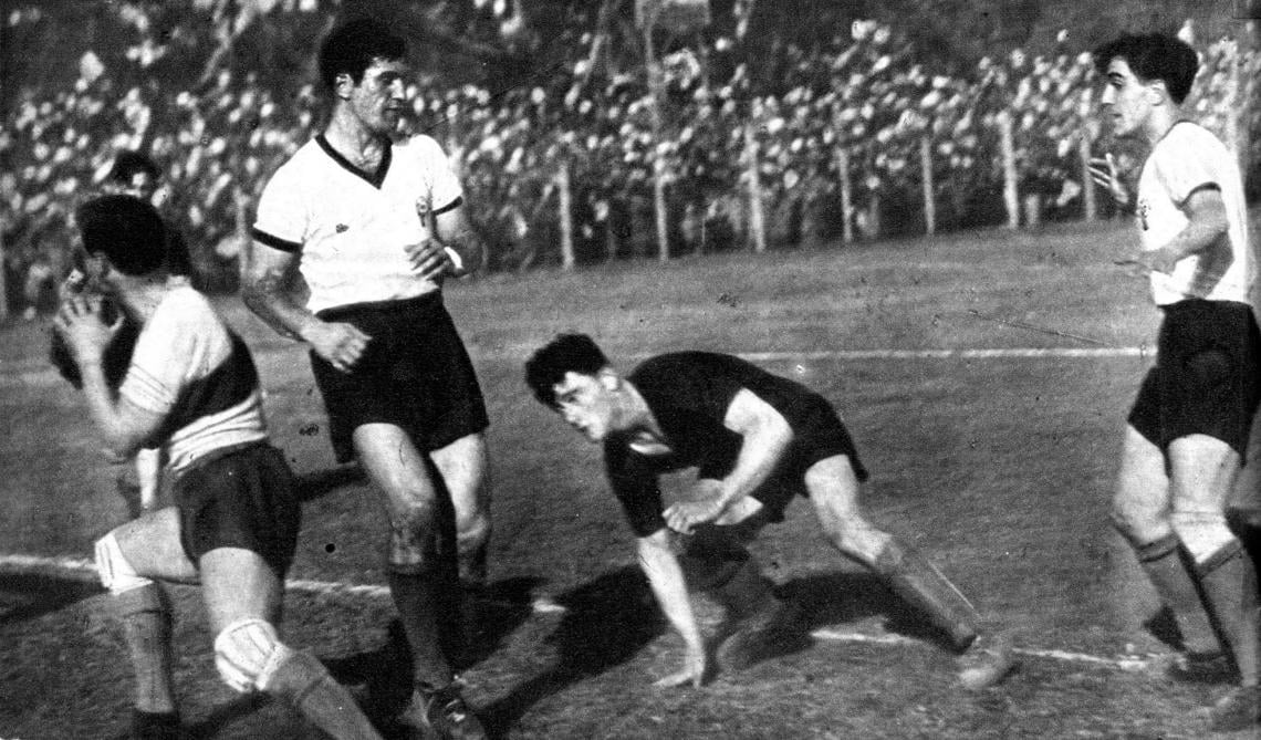 Mientras se disputaba el match Italia-Argentina el seleccionador Guillermo Stábile recordó la figura de Herminio Masantonio, el centro delantero de larga actuación en Huracán y quien también fue internacional. Ese era el tipo necesario en aquel match: dominio de pelota, pique veloz y ochenta kilo para abrirse paso en la pesada y cerrada defensa.