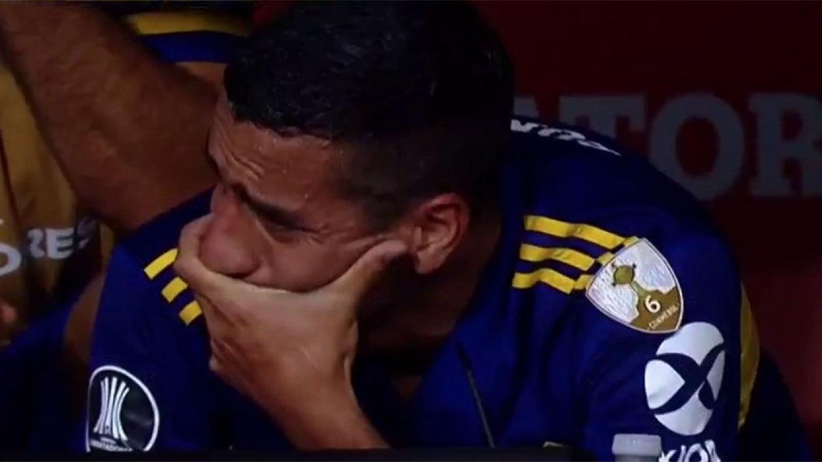 "Pulpo" González llora desconsolado por su lesión.