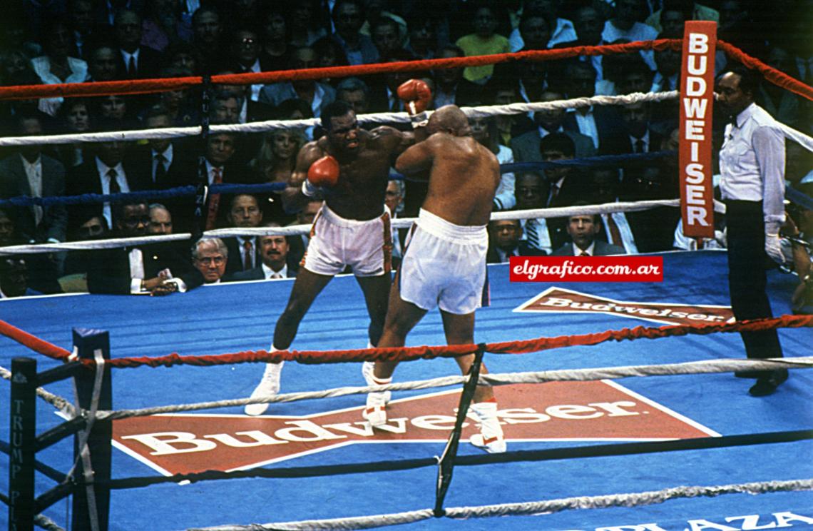 Imagen Holyfield tenía 28 años, mientras que Foreman 43, por eso se la denominó ¨La batalla de las edades¨.