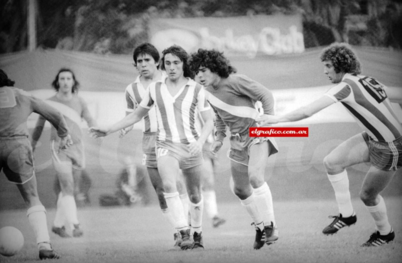Imagen José Daniel Valencia, una de las estrellas de Talleres, lo sigue de cerca. Valencia se transformó en gran amigo de Diego