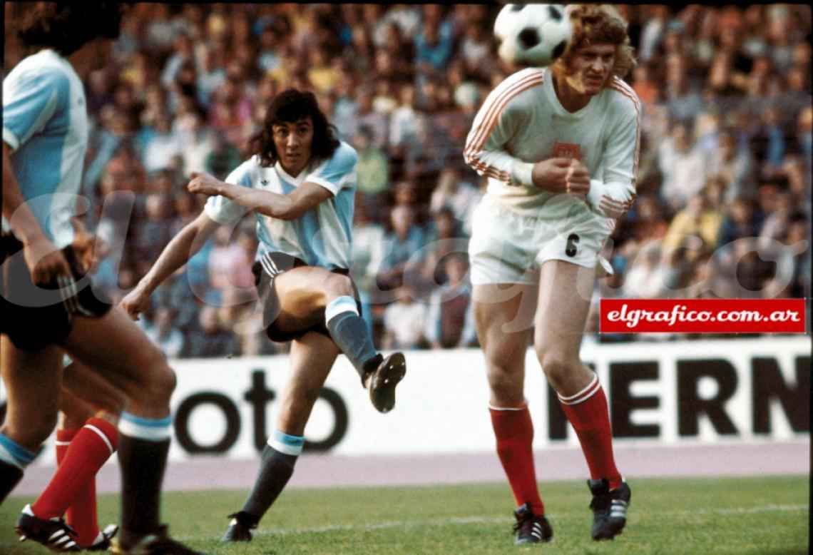 Imagen El primer gol argentino en el Mundial lo hace Cacho Heredia, fue el descuento de la selección frente a Polonia que ganaba 2 – 0 en menos de 10 minutos.