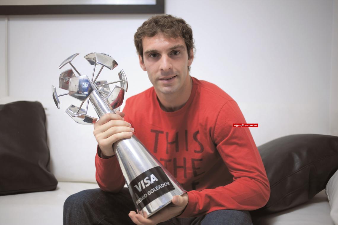 Imagen El trofeo que lo consagró como goleador del campeón de la Copa Libertadores 09. También dio la vuelta olímpica con Boca en la edición 07.