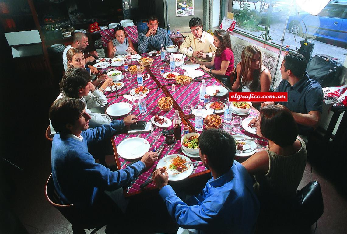 Imagen Los colombianos que jugaban en el fútbol argentino se juntaron a almorzar un asado. Contaron anécdotas y se sintieron más cerca de su tierra.