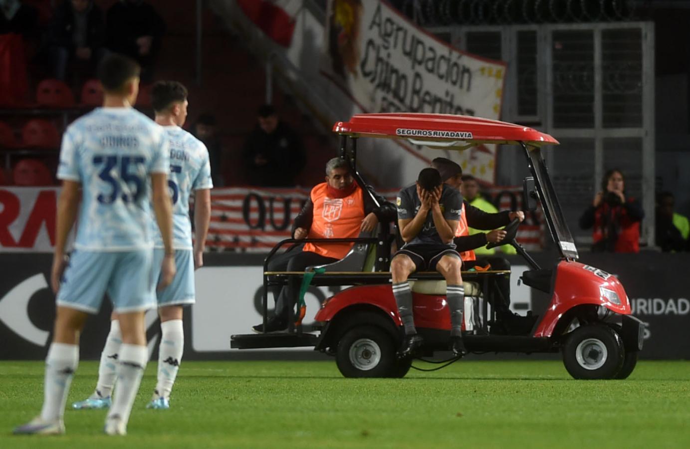 Imagen Zaid Romero es retirado por el carrito por una lesión sufrida ante Racing. Foto: Fotobaires