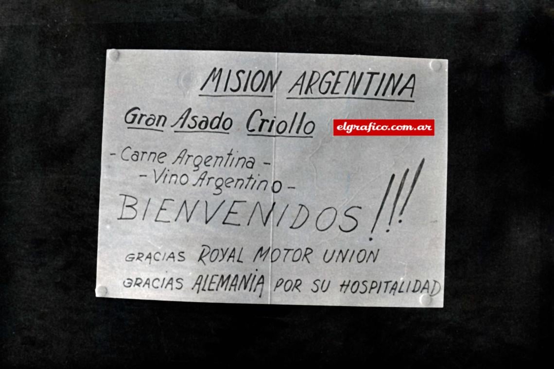 Imagen Este es el cartel que estaba en la puerta del salón del Sport Tribune Hotel, donde la delegación argentina agasajó a todos los amigos europeos al final de la carrera. Los alemanes, los belgas y franceses quedaron sorprendidos de la carne argentina. Hubo voces que sostuvieron haber visto a muy respetables visitantes ir más de una decena de veces a la parrilla y volver con el plato lleno. Buen provecho.