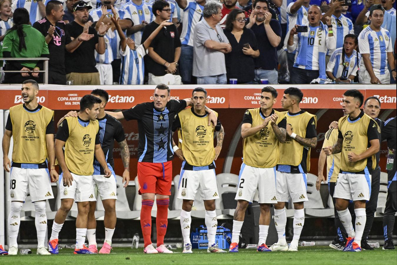 Imagen Ángel Di María es abrazado por Franco Armani entre los suplentes, en la infartarte definición. Foto: AFP