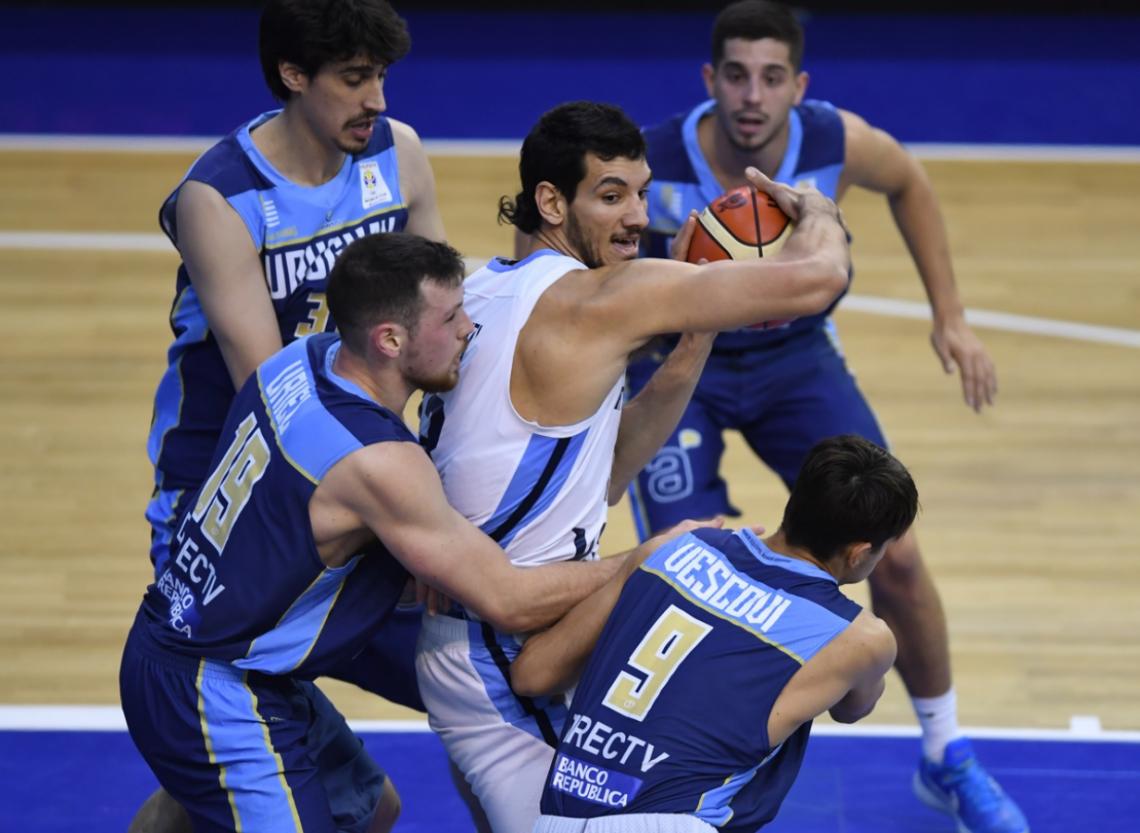 Imagen Intensa la defensa uruguaya ante Gallizzi.