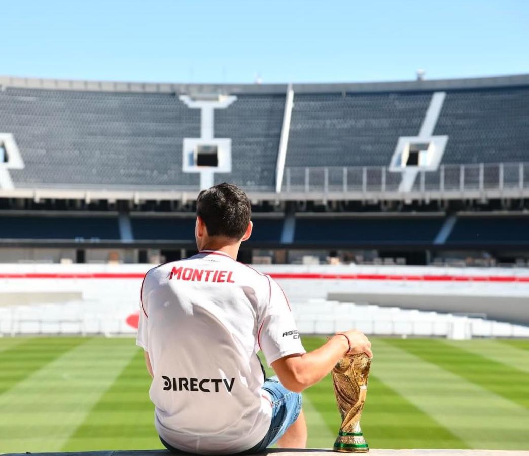 Imagen Montiel con la Copa del Mundo en la tribuna del Monumental.