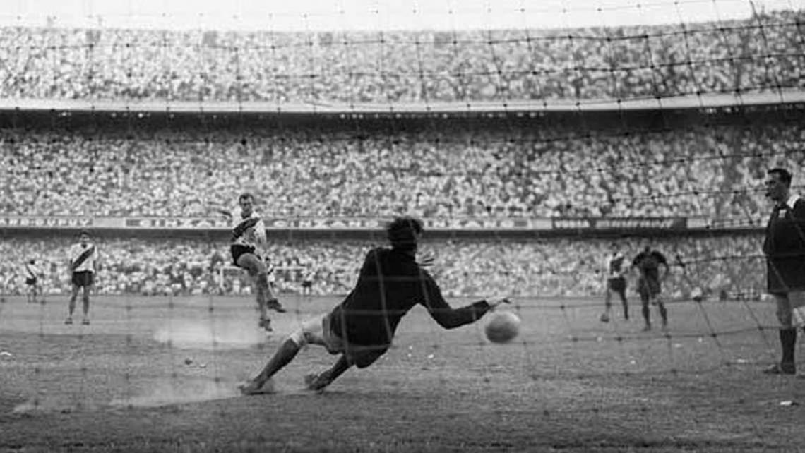 Imagen Momento cumbre en la historia del superclásico: Roma le ataja el penal a Delem y Boca se acerca al campeonato '62.