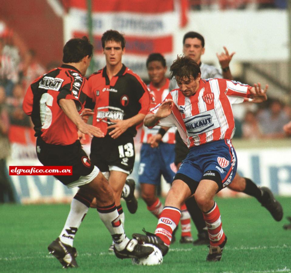 Christian Domizzi y Nicolás Piccoli pelean a muerte por la pelota. Así se juega el clásico en Santa Fe.