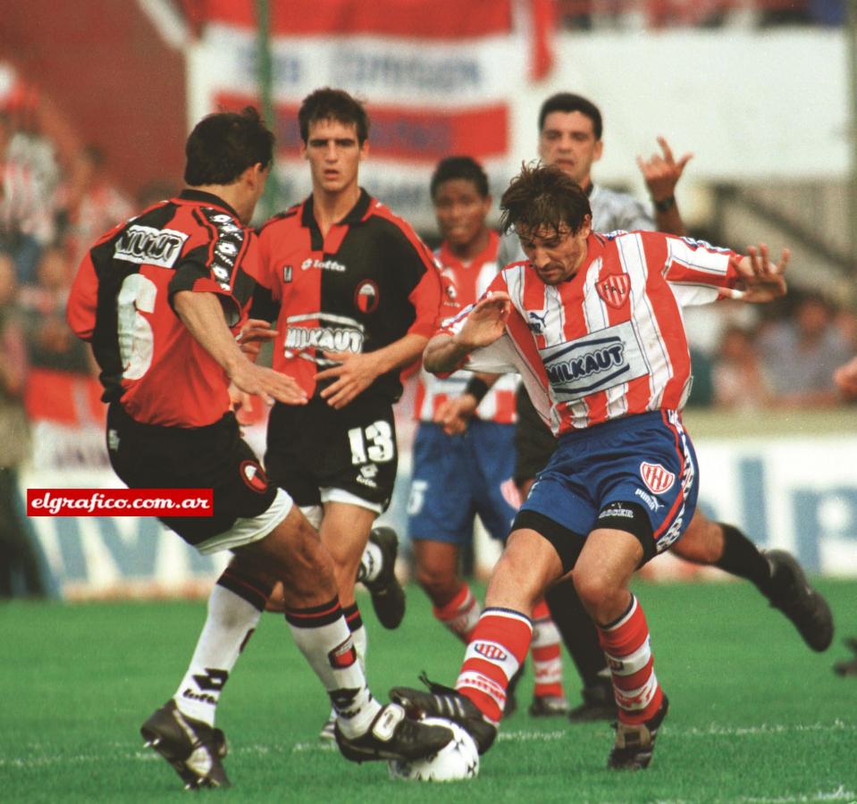 Imagen Christian Domizzi y Nicolás Piccoli pelean a muerte por la pelota. Así se juega el clásico en Santa Fe.