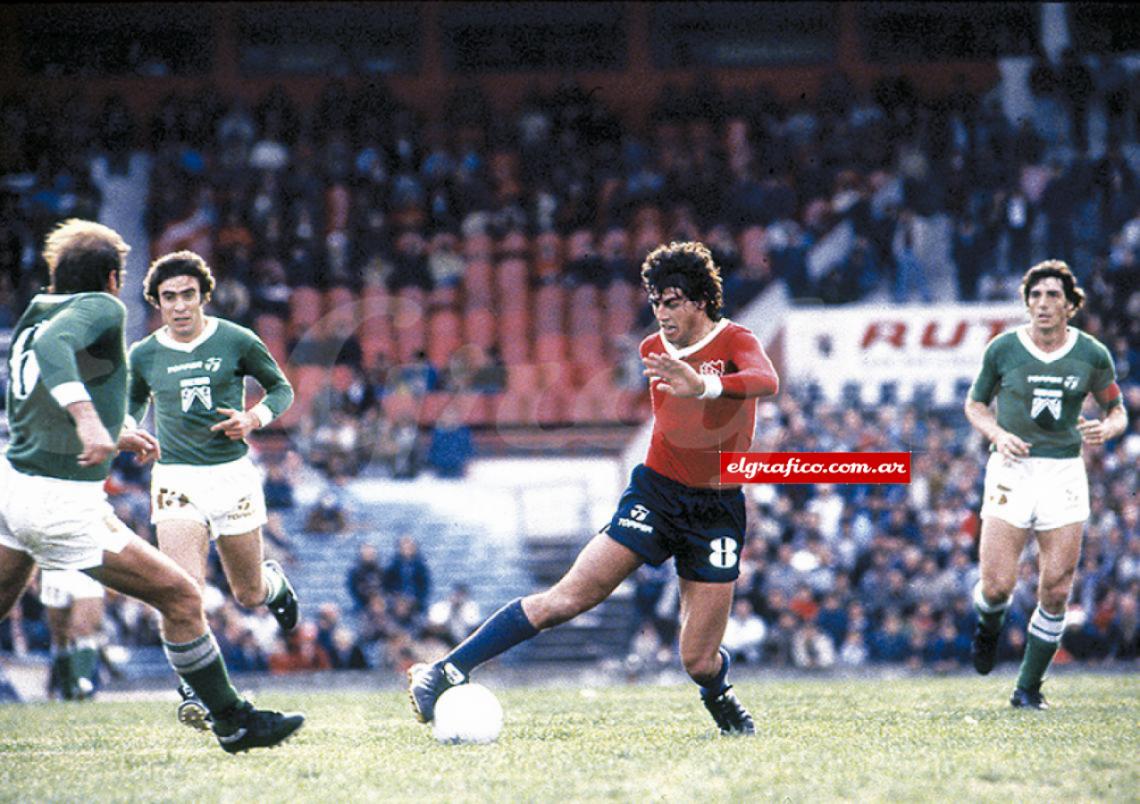 Imagen Batallando en el medio, ante un duro rival de los comienzos de la década del 80, el Ferro de Timoteo Griguol, rodeado por Rocchia y Saccardi.