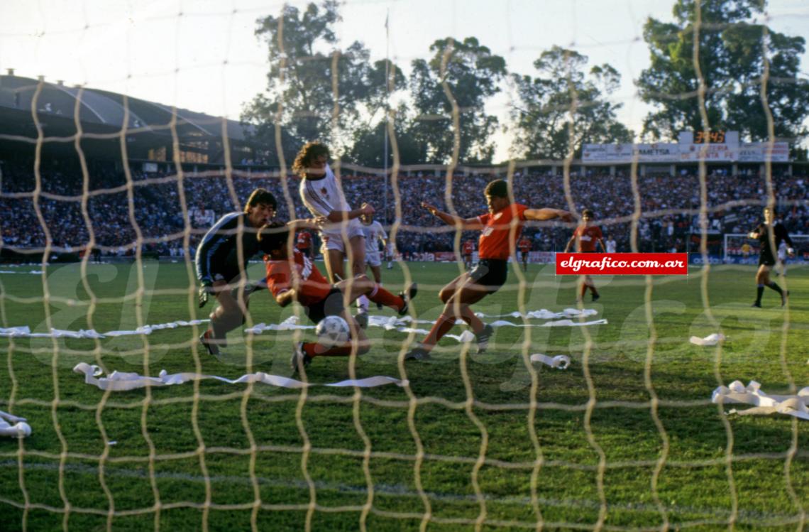 Imagen El sexto de un 6-1 histórico para una tarde histórica. Lo convierte Abel Eduardo Balbo superando la oposición de lrusta, Ríos y Enrique. Fue otra gran entrega de Almirón como la del tercer gol de Alfaro.