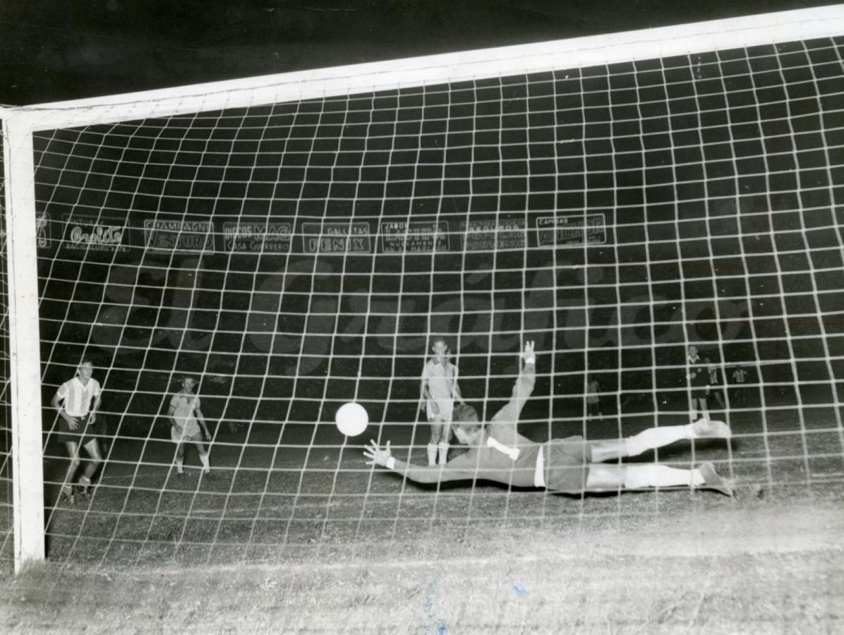 Pese al notable esfuerzo por impedir el tanto, Gilmar nada puede hacer ante la precisión de Angelillo, quien marca el 1-0 argentino contra Brasil. Foto: Archivo El Gráfico.