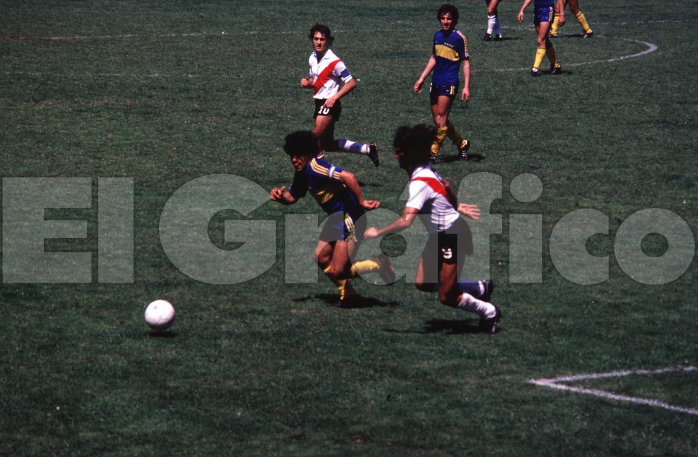Imagen Nacional 1981: Boca 2 - River 3. Diego anotó un gol pero perdió el duelo con Kempes