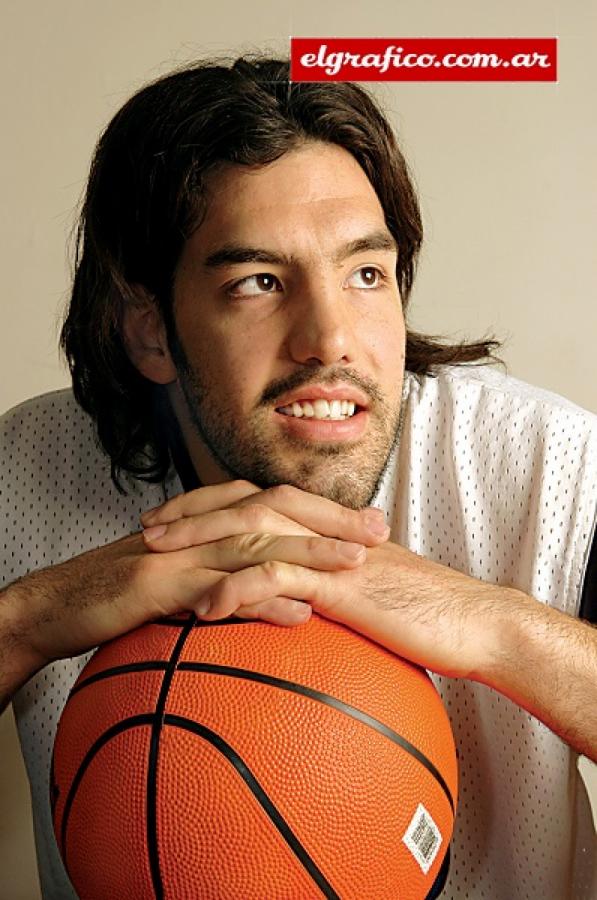 Imagen Retrato de Scola por el fotógrafo de El Gráfico Alejandro del Bosco en 2006, el futuro de Luis en la NBA era inevitable. 