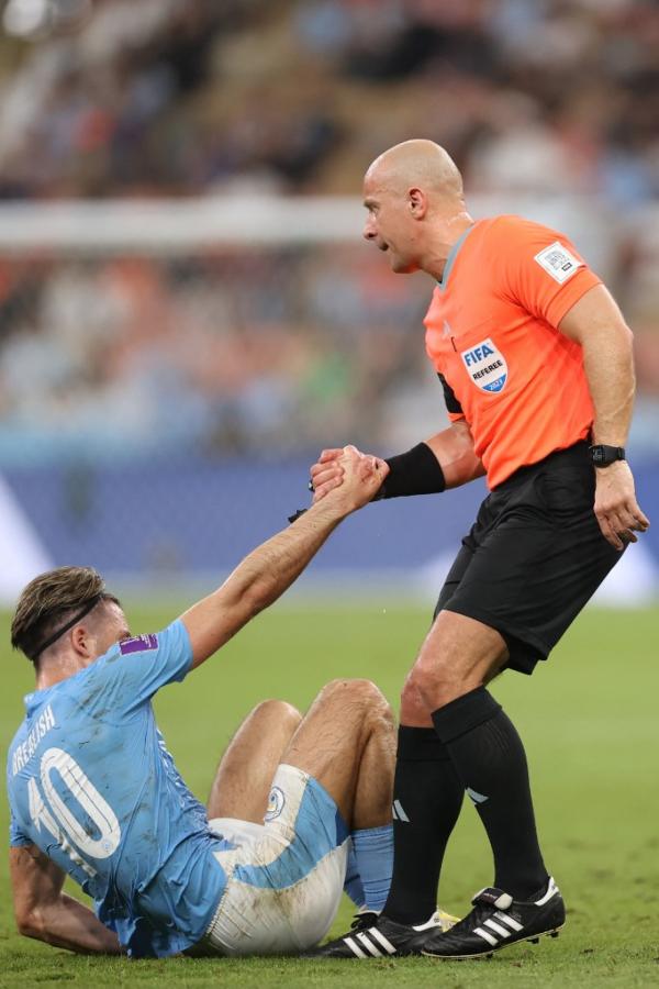 Imagen Marciniak levanta a Grealish durante la final del Mundial de Clubes. Foto: AFP