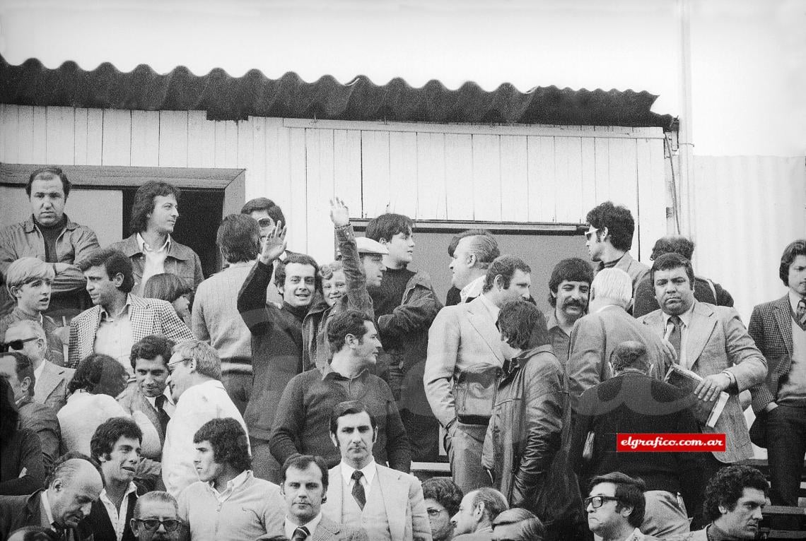 El palco de prensa, el día del partido. 4 periodistas de El Gráfico en la foto: desde la izquierda José Antonio Prieto, Héctor Vega Onesime, saludando a cámara Osvaldo Ricardo Orcasitas (O.R.O.) y Ernesto Cherquis Bialo. El Gráfico a pleno.