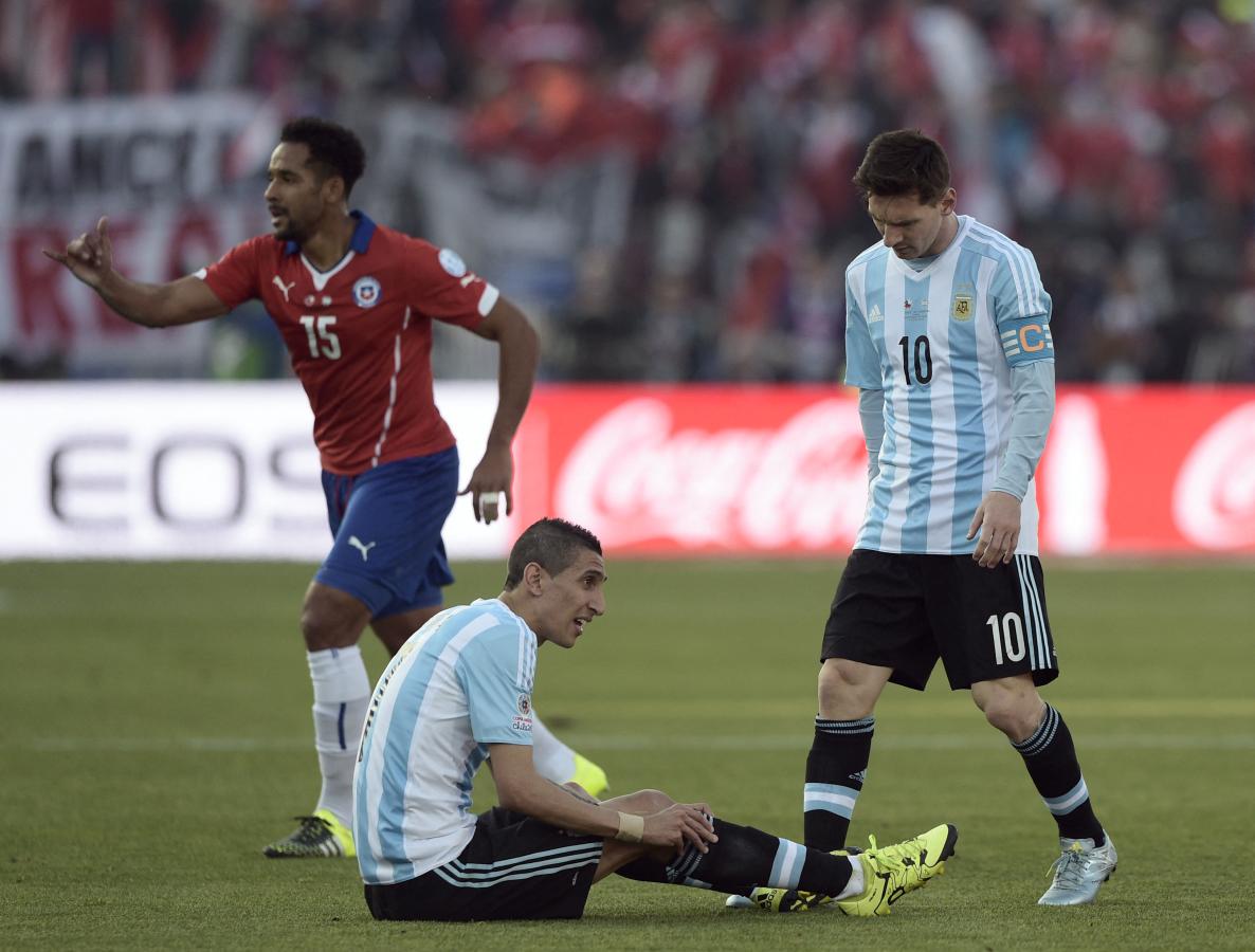 Imagen La cara lo dice todo: final de la Copa América 2015 y lesión contra Chile (JUAN MABROMATA / AFP)
