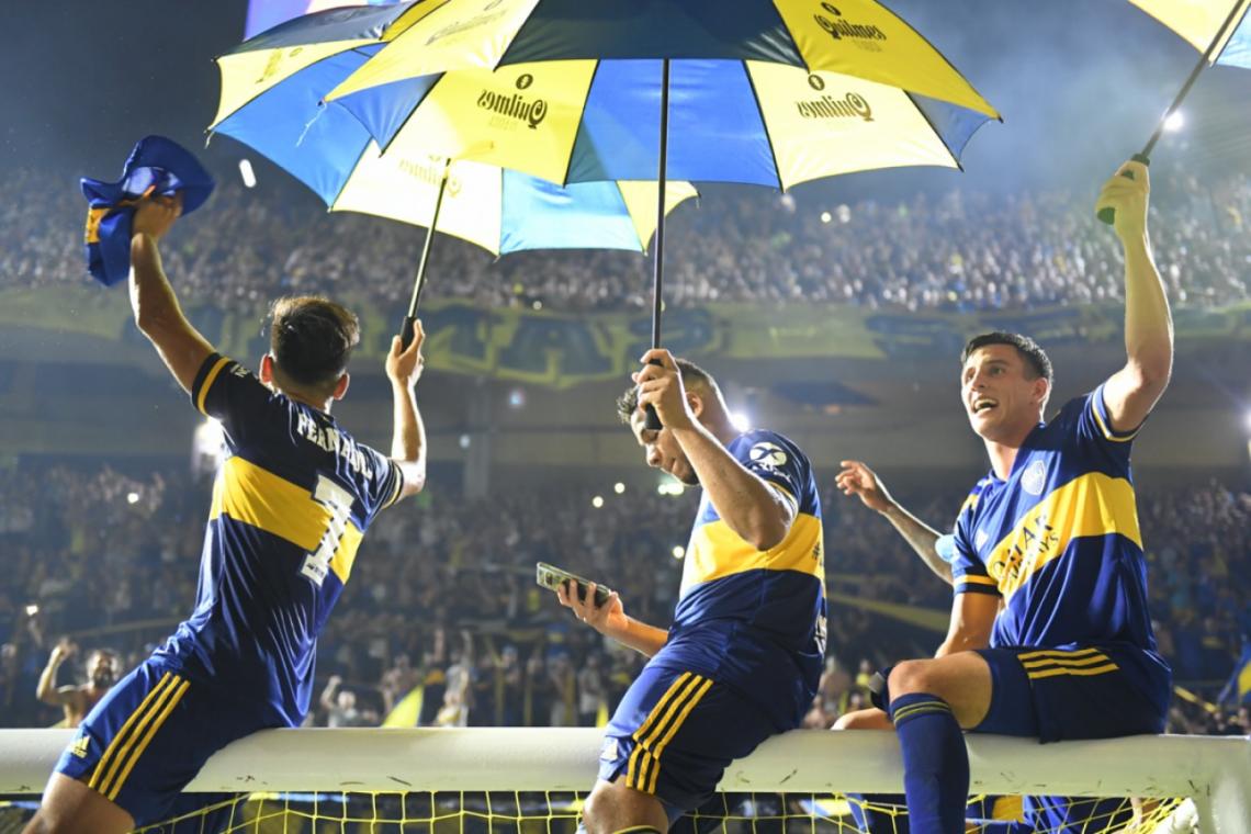 Imagen Clásico festejo, los jugadores subidos al arco