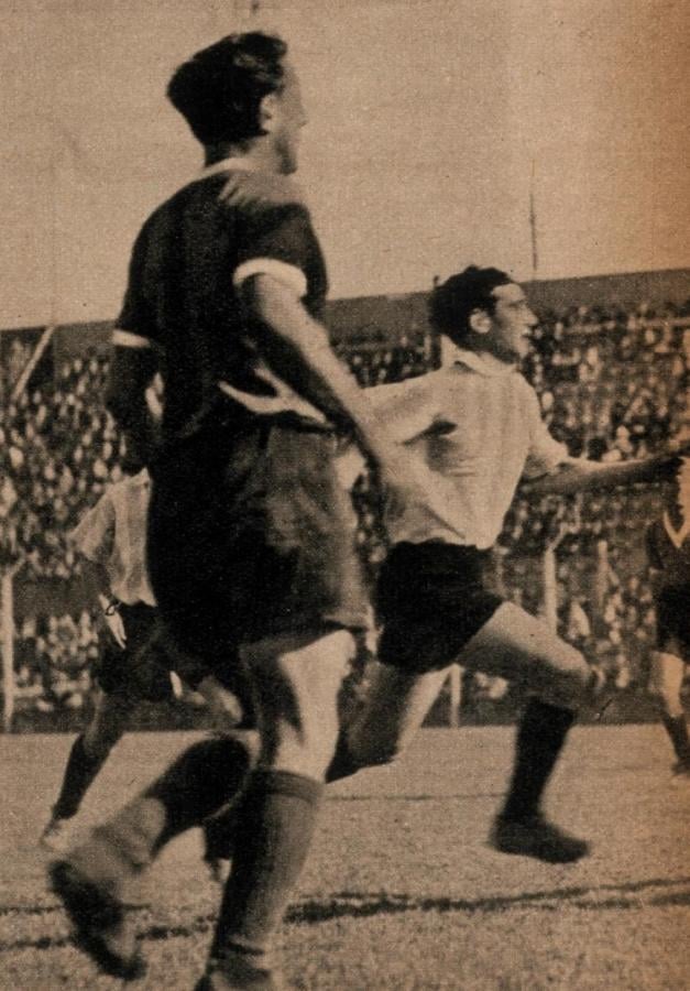 Zito corre hacia la pelota, seguido por Agnelli. Barrera (2) y Borgnia (2), fueron los scorers.