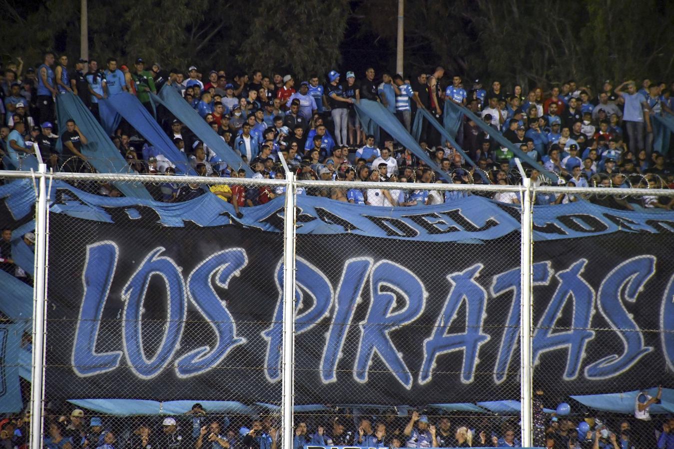 Imagen Los Piratas coparon Barrio Alberdi y disfrutaron del triunfo de Belgrano. Foto: Lescano Laura (Telam)