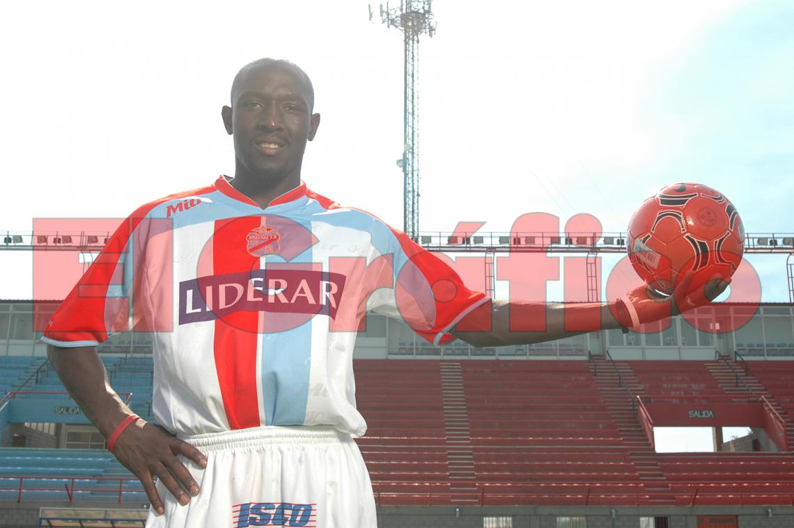 Imagen Sekagya con la camiseta de Arsenal. Había estado a prueba en RIver Plate, pero no convenció._9080