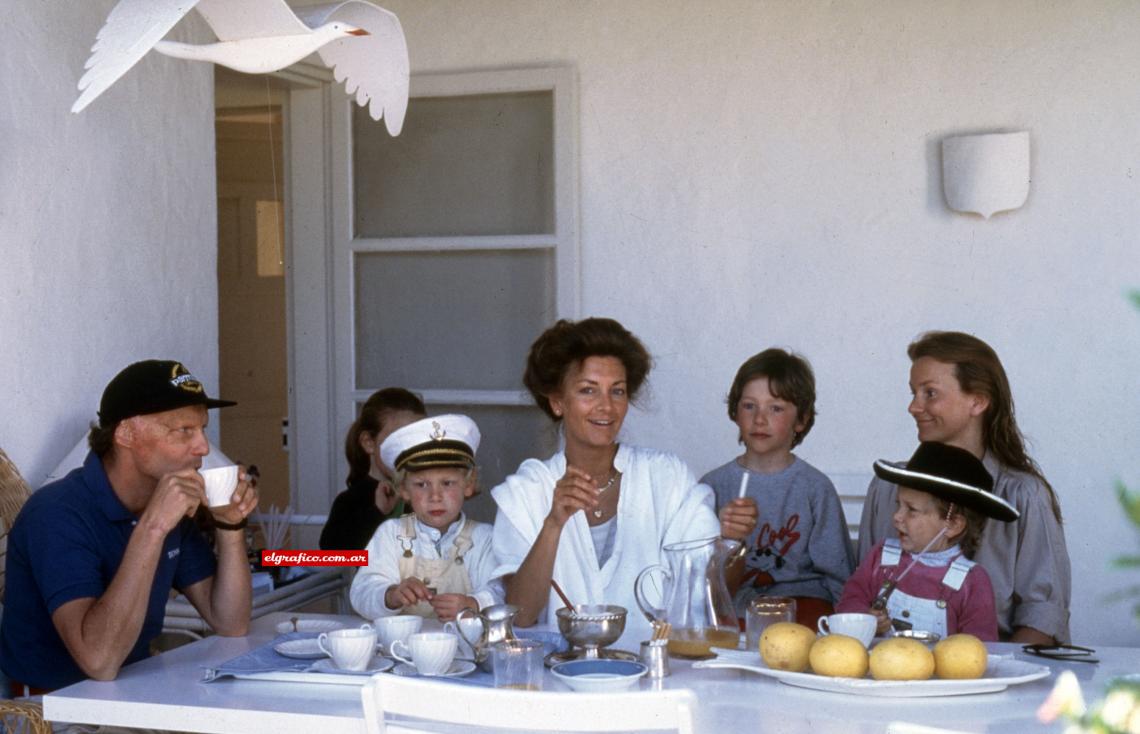 Imagen La vida que más le gusta: la del hogar, junto a Marlene y sus hijos en Ibiza.