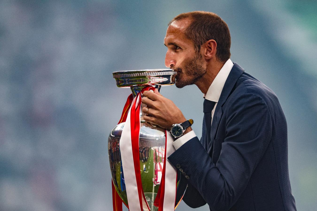 Imagen Giorgio Chiellini posó con el trofeo en la antesala de la final (AFP).