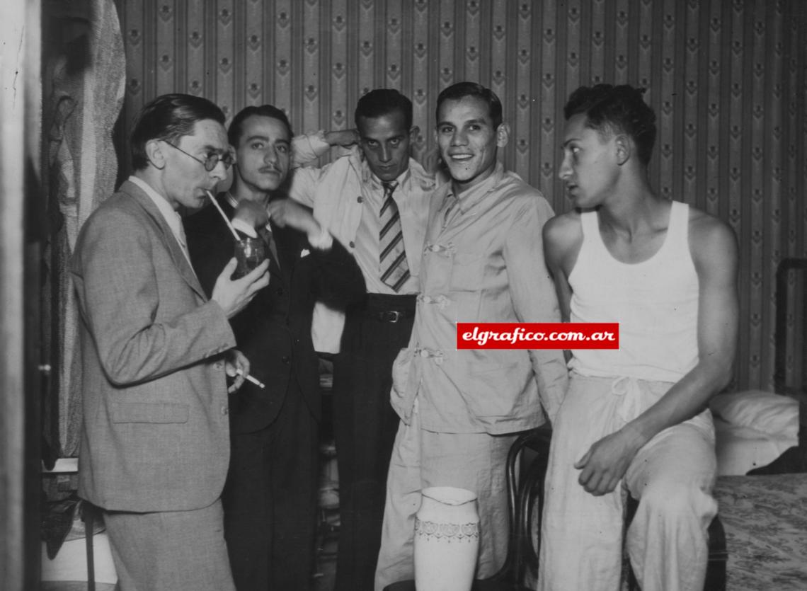 Imagen Año 1937. Concentración paraguaya al Sudamericano de fútbol. Frascara toma mate con ellos. Las infusiones eran su pretexto para la amistad.