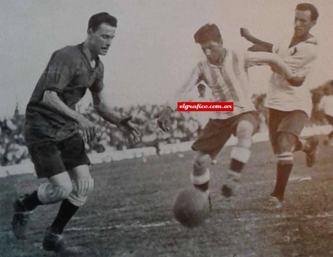 Imagen ARGENTINA 2 – BRASIL 2. Tesoriere abandona la valla para detener el avance de Lagarto, a quien marca Muttis.