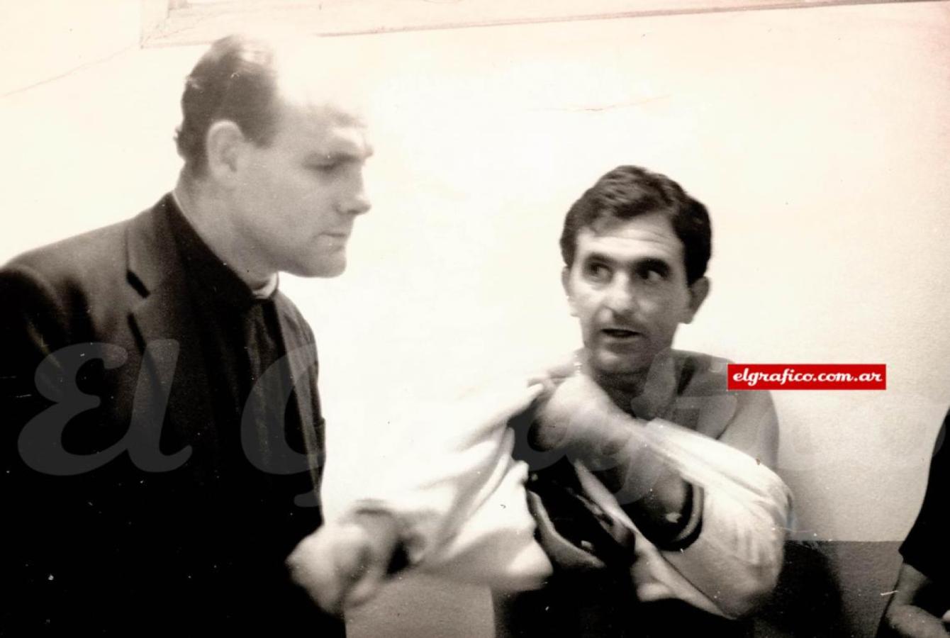 Imagen El padre Barbich, con Corbatta, en 1970.