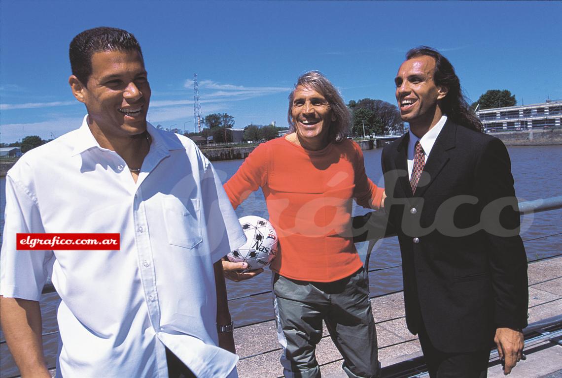 Imagen RISAS en Puerto Madero. Córdoba, Gatti y Navarro Montoya en un encuentro a puro fútbol y con el arco de Boca como denominador común.