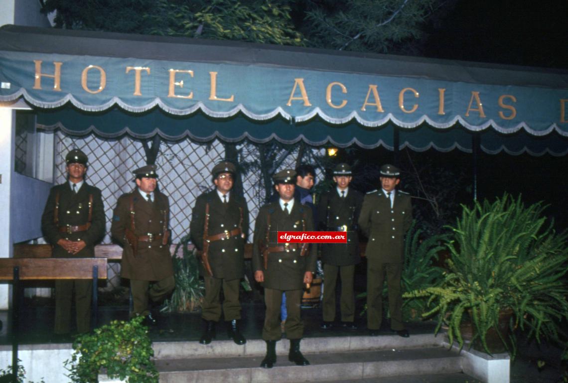 Imagen La puerta del hotel Acacias de Vitacura, donde se alojó el plantel de Boca, cubierta por carabineros. La delegación argentina tuvo intensa protección.
