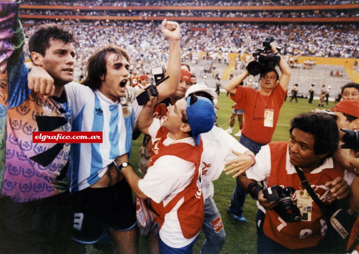 Imagen Sergio Goycochea y Gabriel Batistuta fueron dos piezas fundamentales para la obtención del título. Uno por sus atajadas en las series de penales de Cuartos de final y de Semifinal y el otro por sus goles en la final.